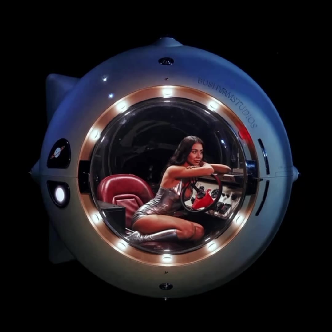 Kısa film: kamera bir gözbebeğinden geri çekilerek UFO lombozundaki bir kadını gösteriyor.